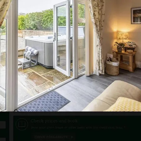 Ferienhaus Luxury One Bedroomed With Hot Tub
