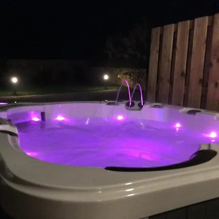 Luxury One Bedroomed With Hot Tub Ferienhaus